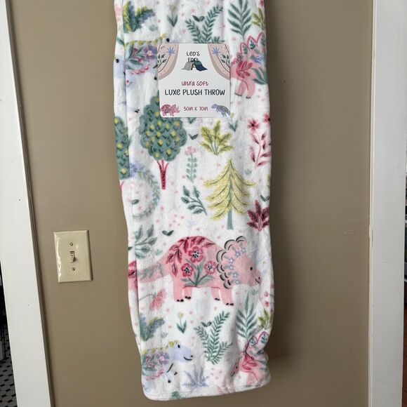 No Brand Other - Leo’s Fort Girly Pink Purple Green Blue White Dinosaur Blanket 50 x 70 NWT